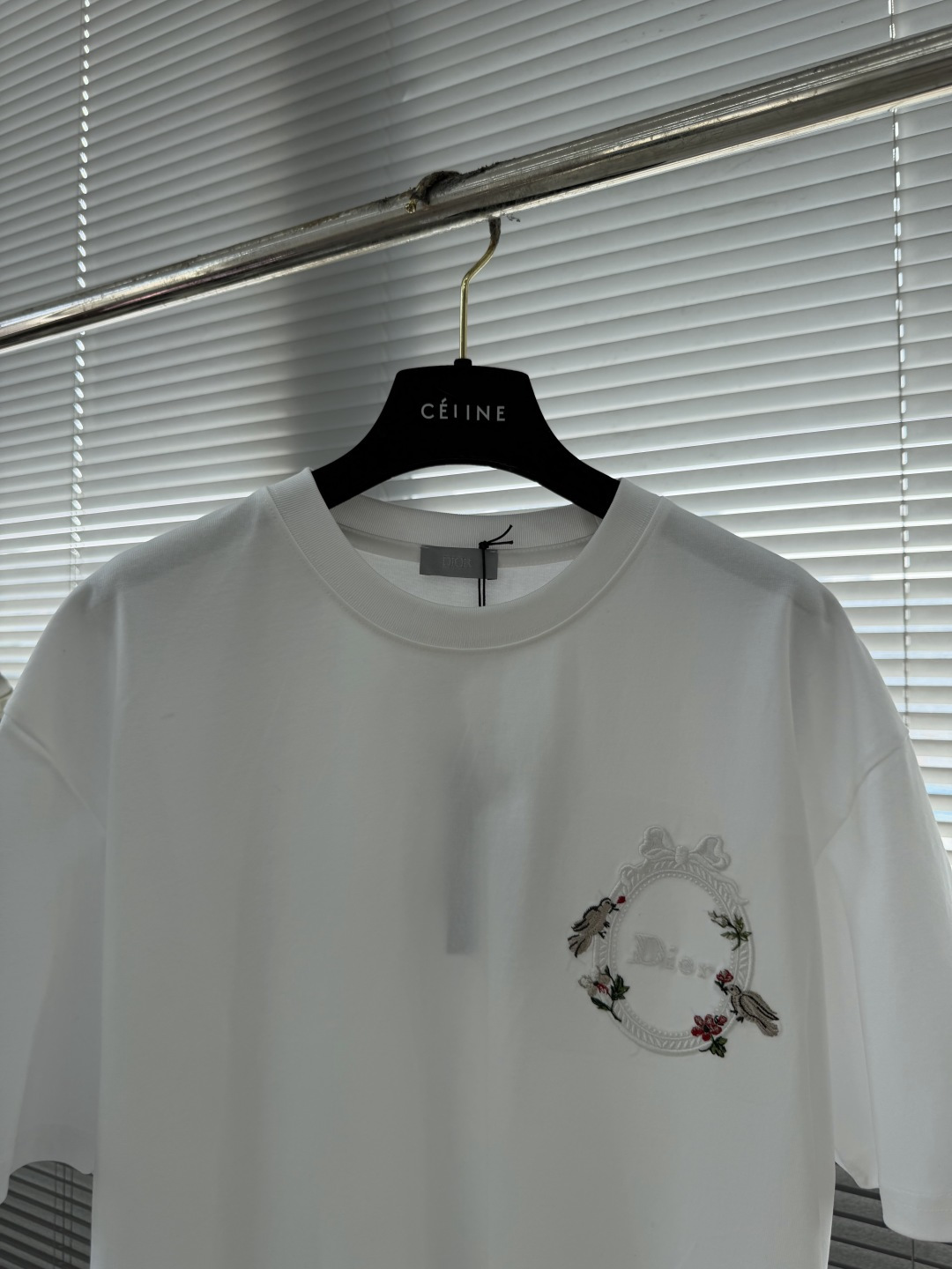-Dio 2026春夏新品，100％全棉300g面料，柔软亲肤，挺阔有垂坠感。四线密边做工精细，前幅绣花