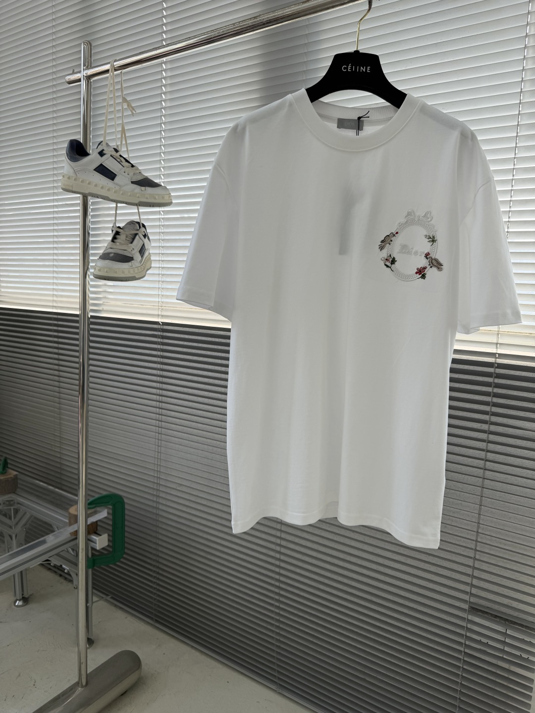-Dio 2026春夏新品，100％全棉300g面料，柔软亲肤，挺阔有垂坠感。四线密边做工精细，前幅绣花