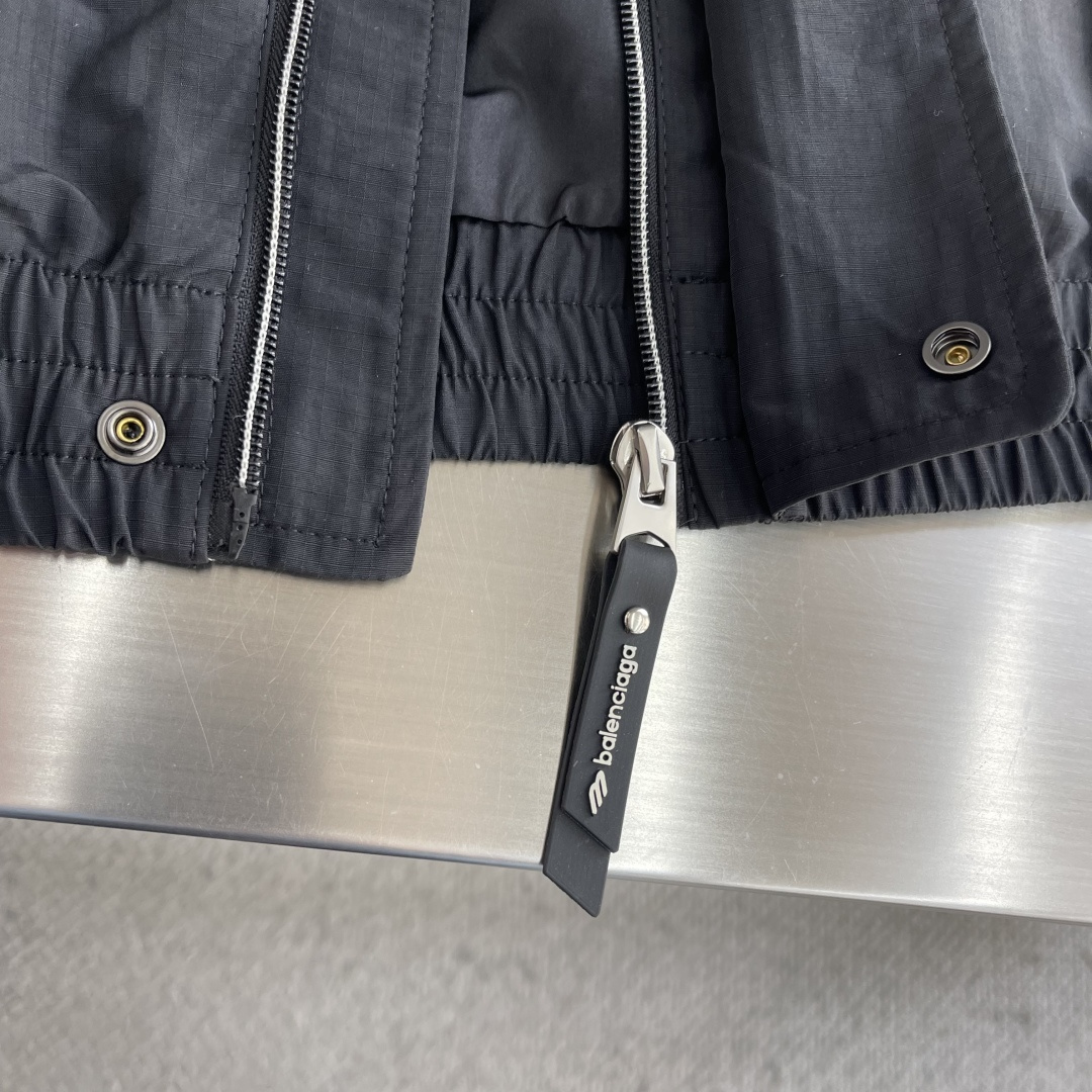 -Balenciag 3B标识‼️连帽夹克外套采用进口环保面料，高效持久防水透气，成衣做了剪裁设计 时尚