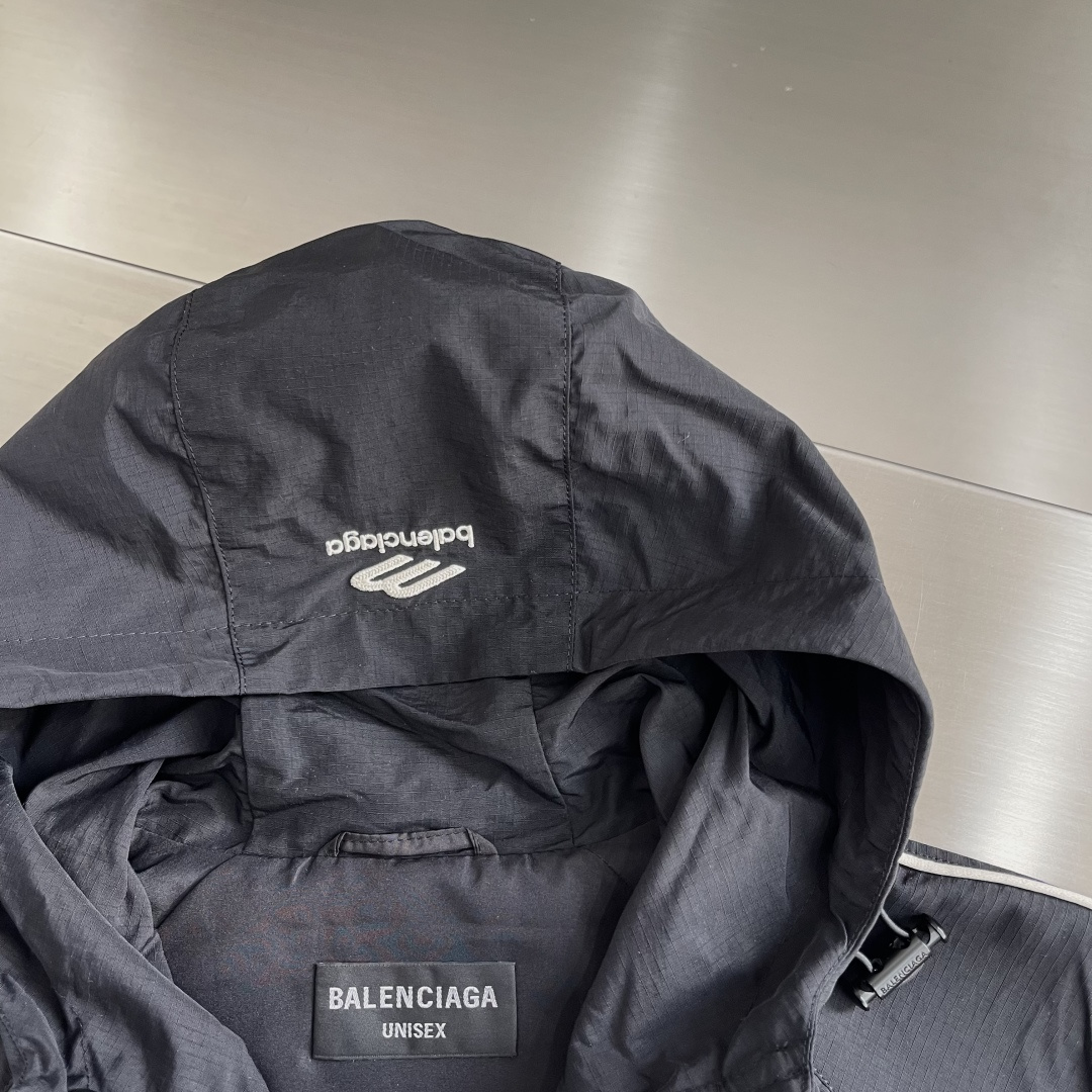 -Balenciag 3B标识‼️连帽夹克外套采用进口环保面料，高效持久防水透气，成衣做了剪裁设计 时尚