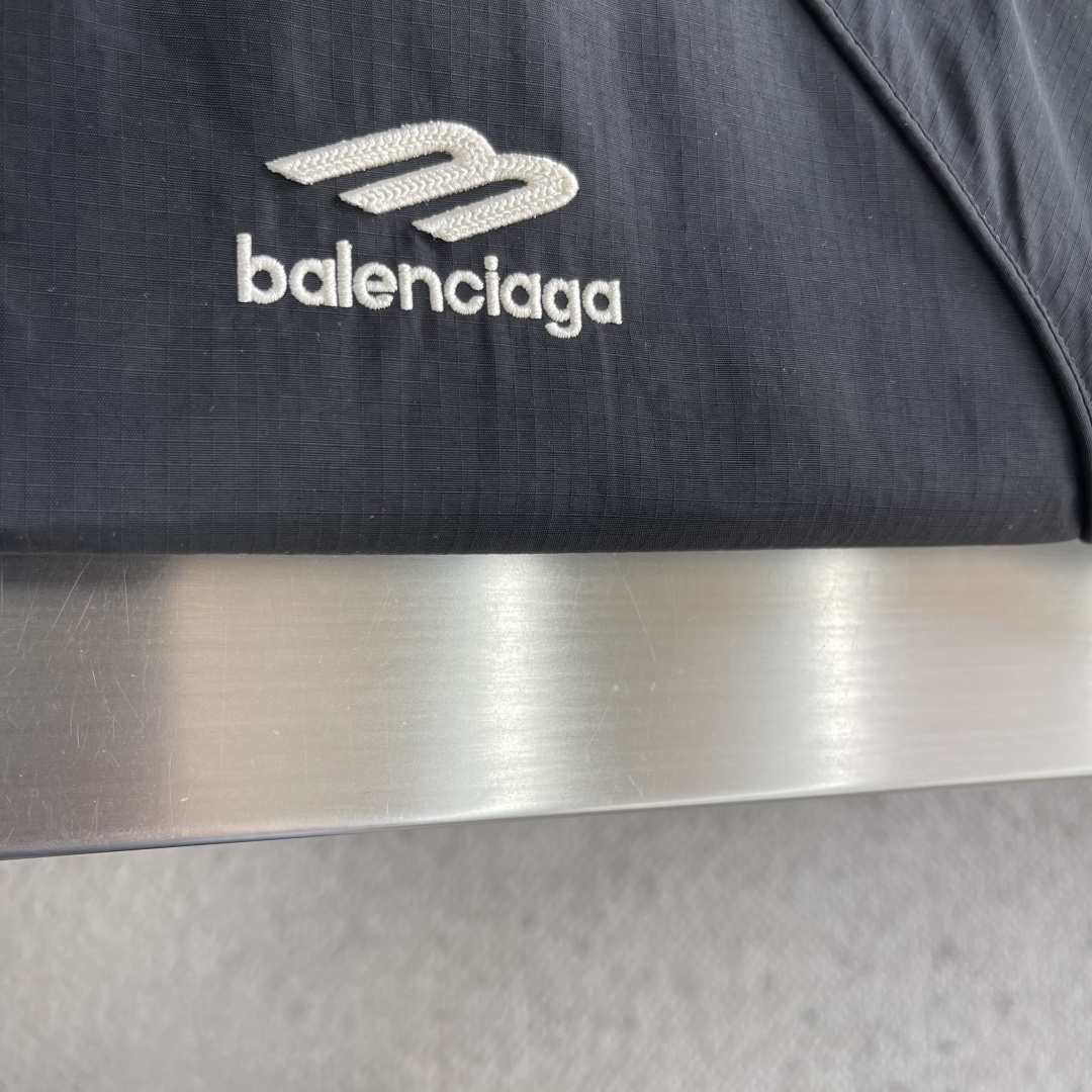 -Balenciag 3B标识‼️连帽夹克外套采用进口环保面料，高效持久防水透气，成衣做了剪裁设计 时尚