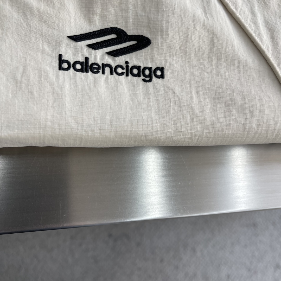 -Balenciag 3B标识‼️连帽夹克外套采用进口环保面料，高效持久防水透气，成衣做了剪裁设计 时尚