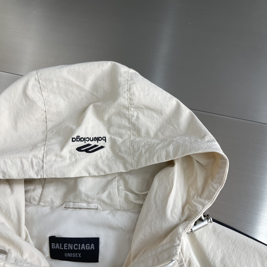 -Balenciag 3B标识‼️连帽夹克外套采用进口环保面料，高效持久防水透气，成衣做了剪裁设计 时尚