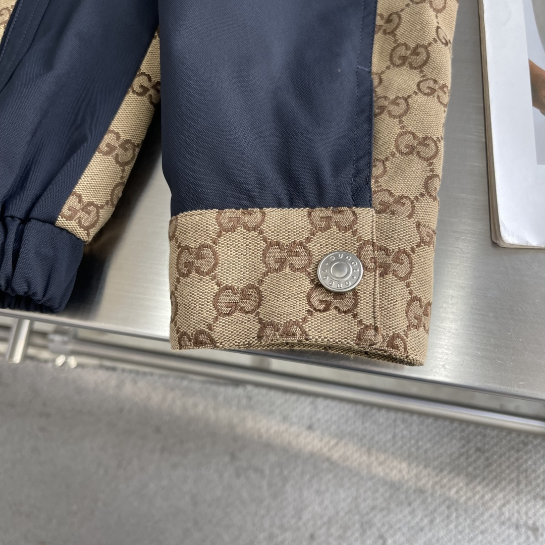 -GUCC 春秋季新品GG老花拼接立领防风防水夹克，男女同款。G超级重磅款时尚拼接夹克外套，衣身精选客供