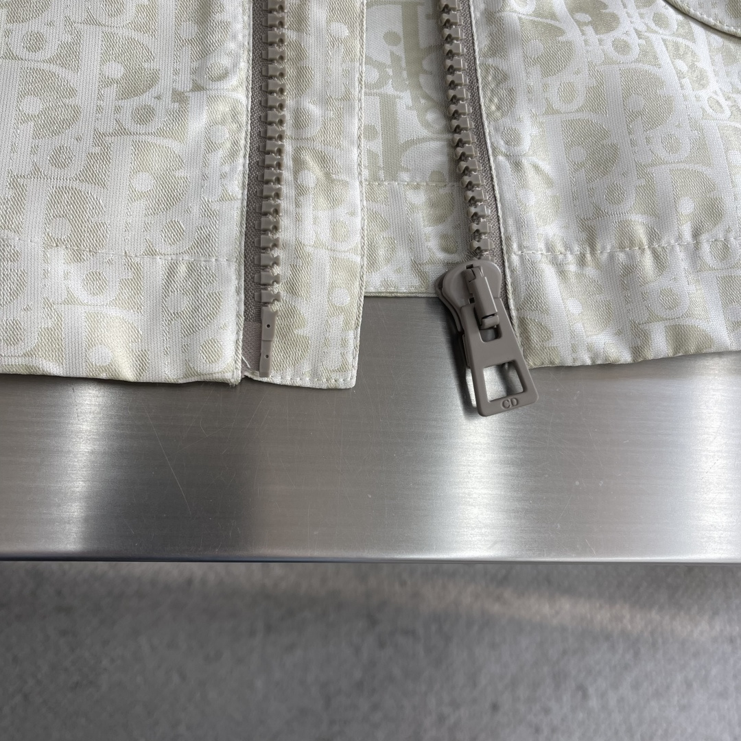 -Dio 新款外套饰以经典的 Oblique 印花，致敬 Dio 于 1969 年推出的经典图案。定织定