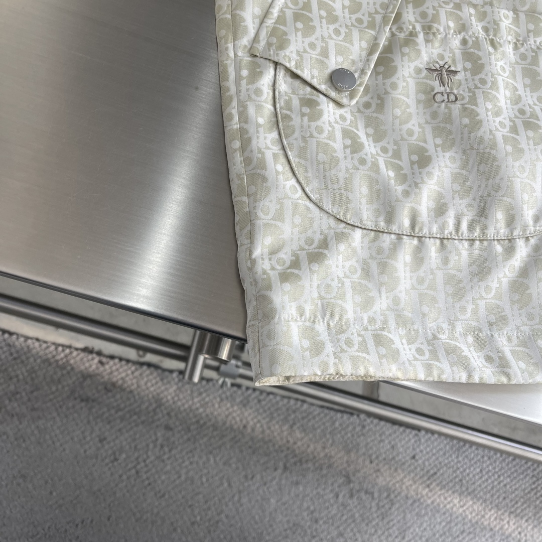 -Dio 新款外套饰以经典的 Oblique 印花，致敬 Dio 于 1969 年推出的经典图案。定织定