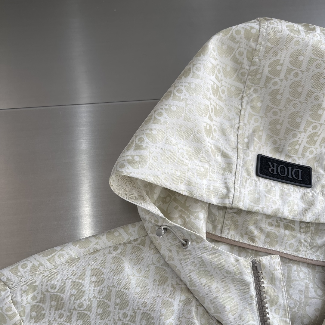 -Dio 新款外套饰以经典的 Oblique 印花，致敬 Dio 于 1969 年推出的经典图案。定织定