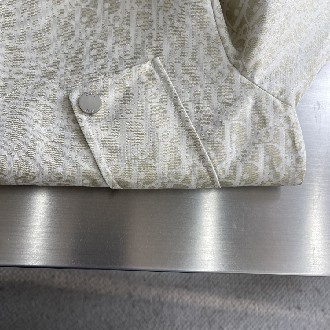 -Dio 新款外套饰以经典的 Oblique 印花，致敬 Dio 于 1969 年推出的经典图案。定织定