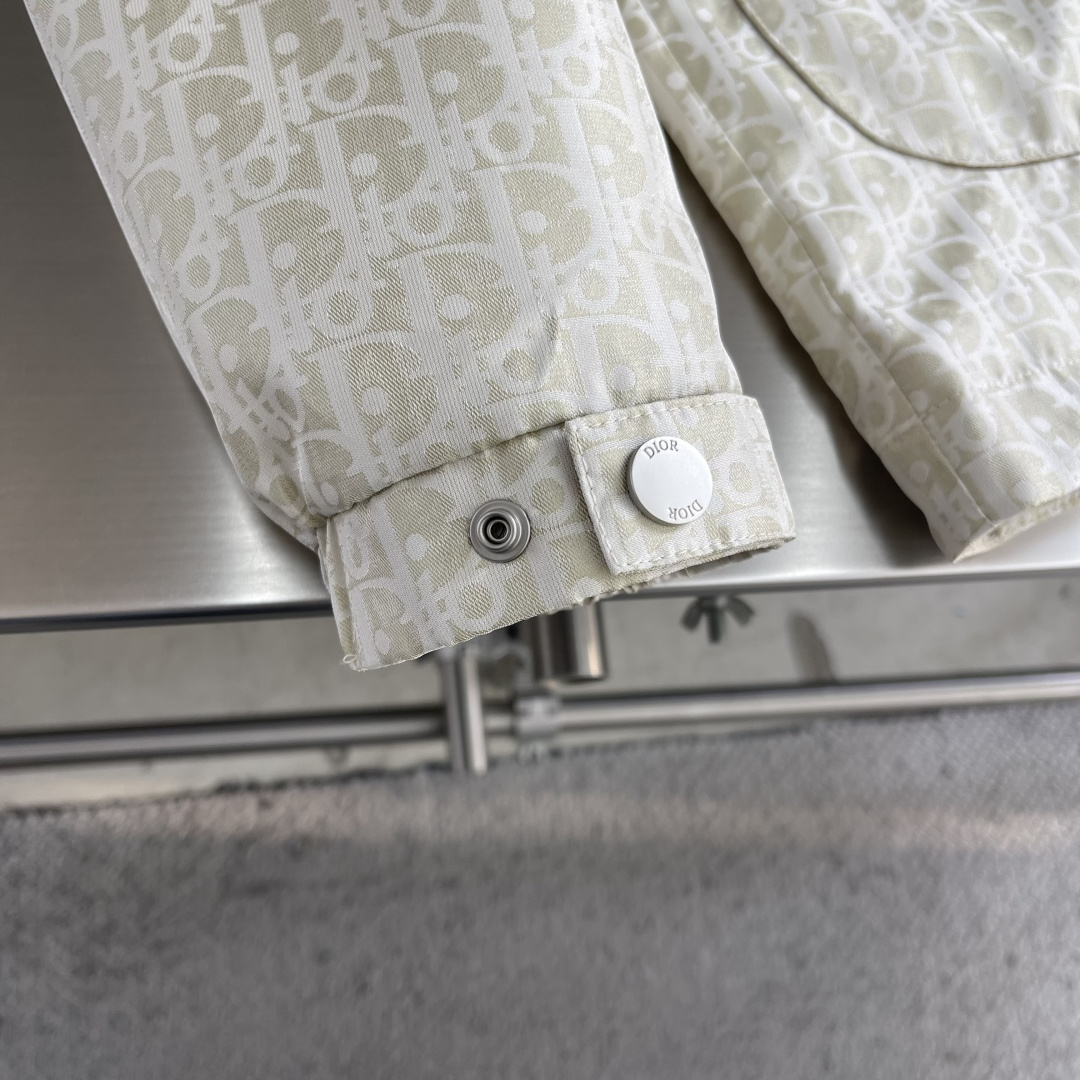 -Dio 新款外套饰以经典的 Oblique 印花，致敬 Dio 于 1969 年推出的经典图案。定织定