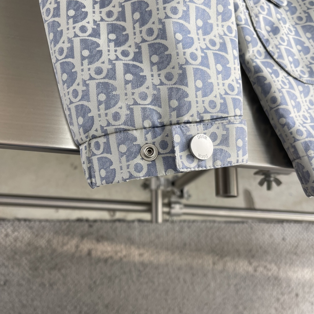 -Dio 新款外套饰以经典的 Oblique 印花，致敬 Dio 于 1969 年推出的经典图案。定织定