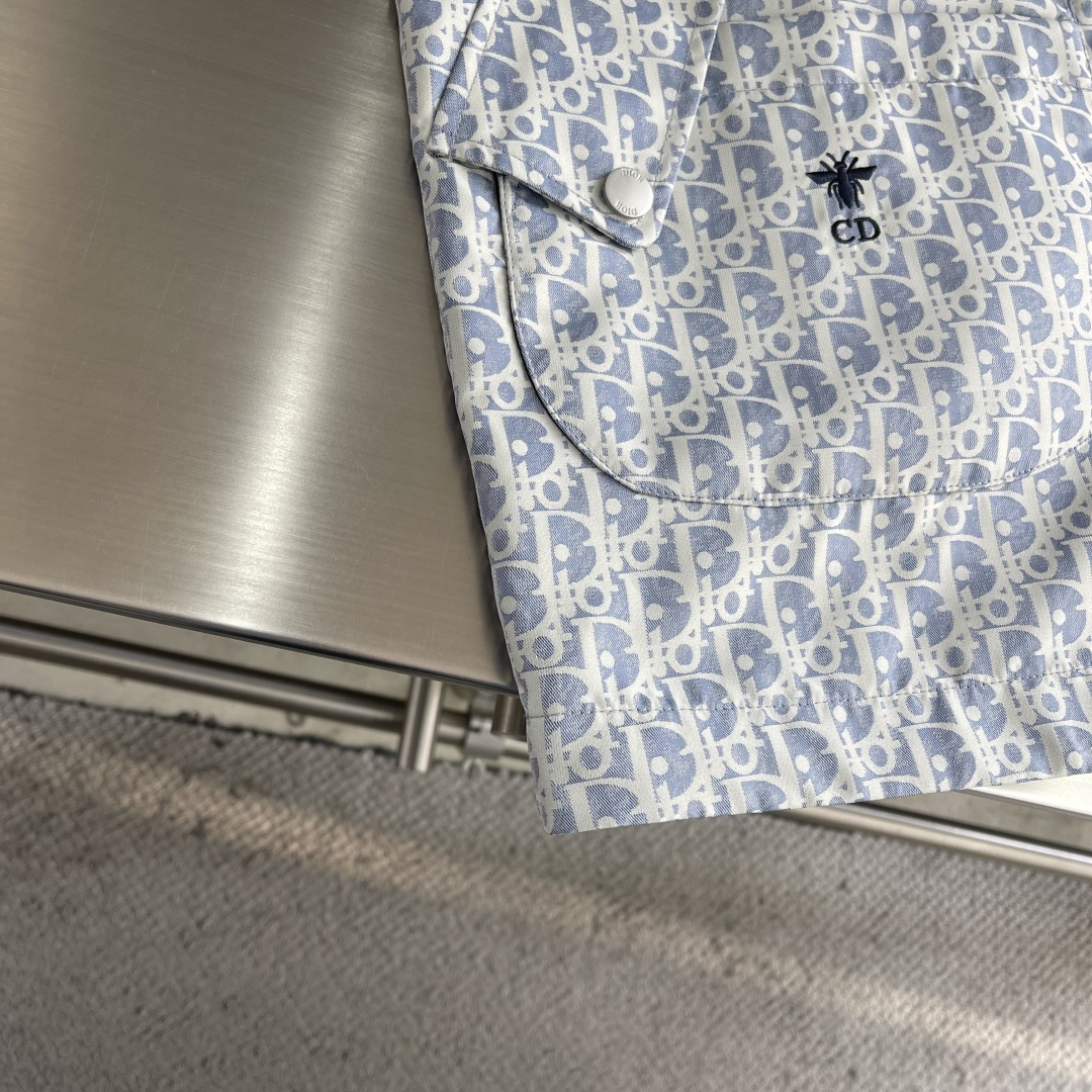 -Dio 新款外套饰以经典的 Oblique 印花，致敬 Dio 于 1969 年推出的经典图案。定织定