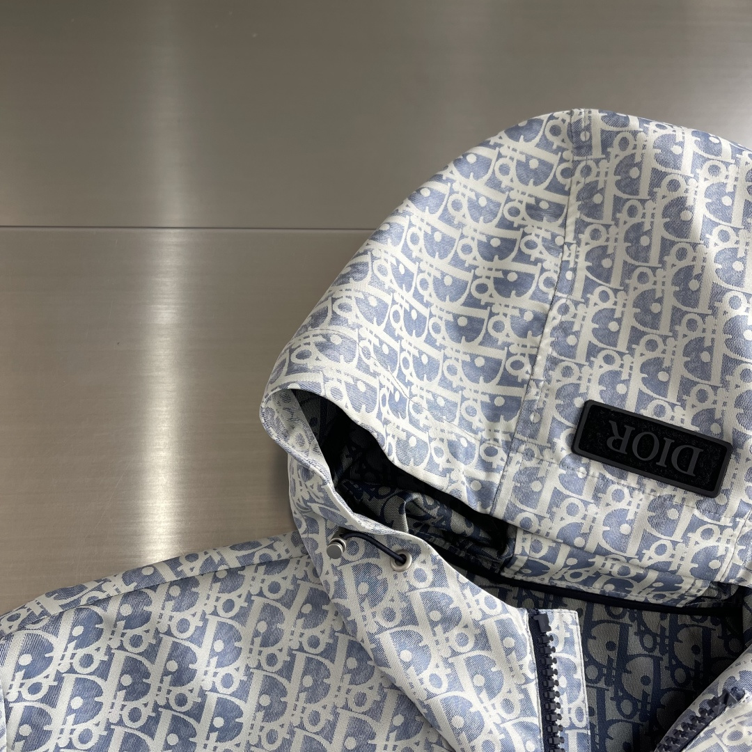 -Dio 新款外套饰以经典的 Oblique 印花，致敬 Dio 于 1969 年推出的经典图案。定织定