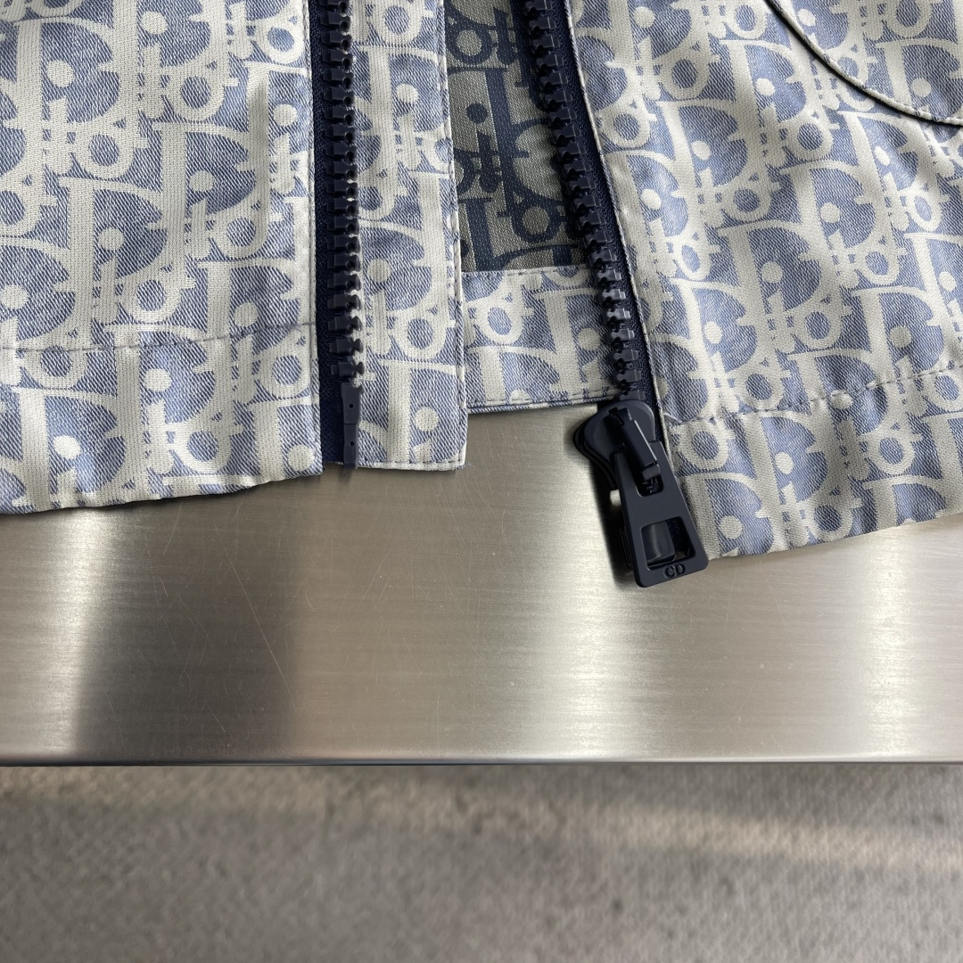 -Dio 新款外套饰以经典的 Oblique 印花，致敬 Dio 于 1969 年推出的经典图案。定织定