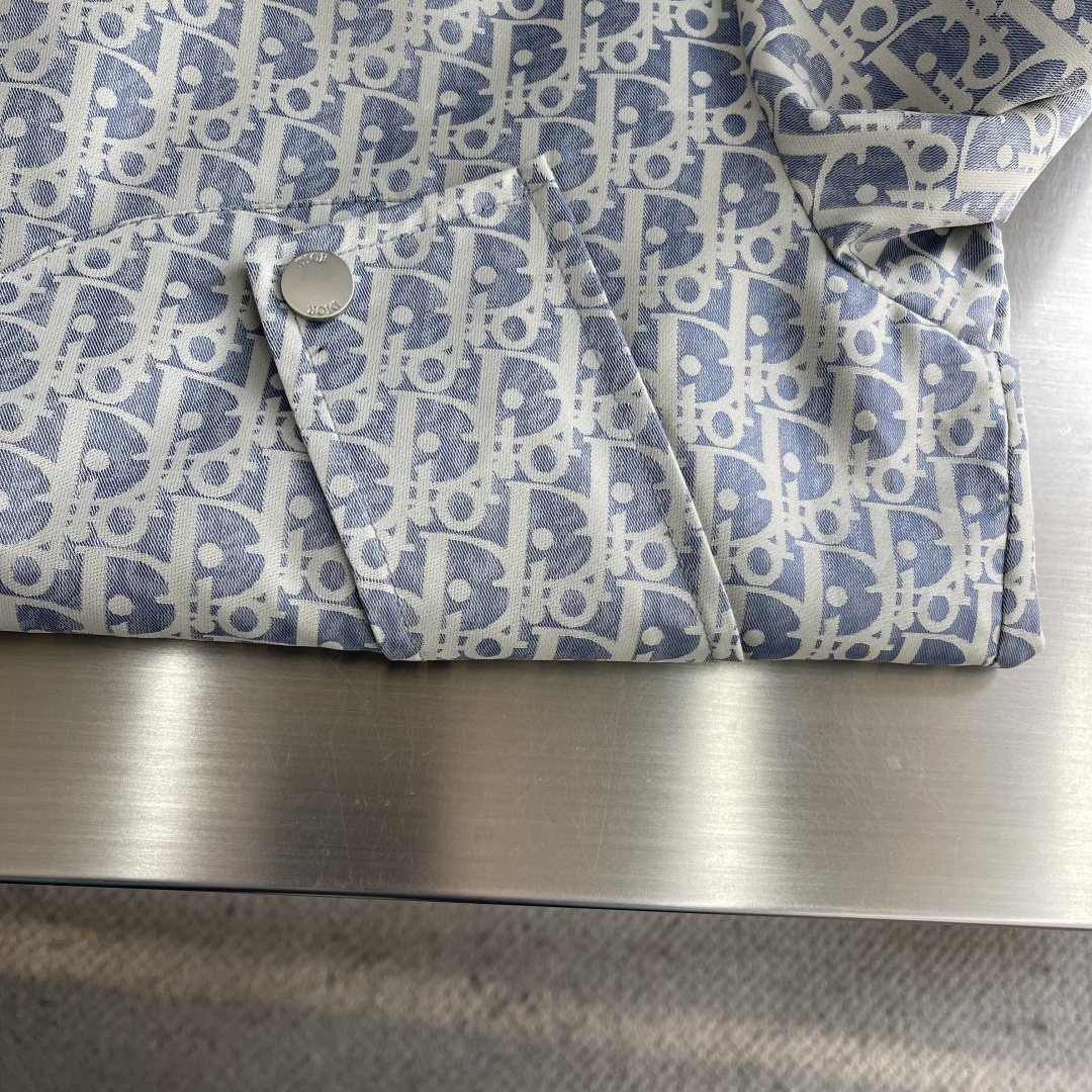 -Dio 新款外套饰以经典的 Oblique 印花，致敬 Dio 于 1969 年推出的经典图案。定织定