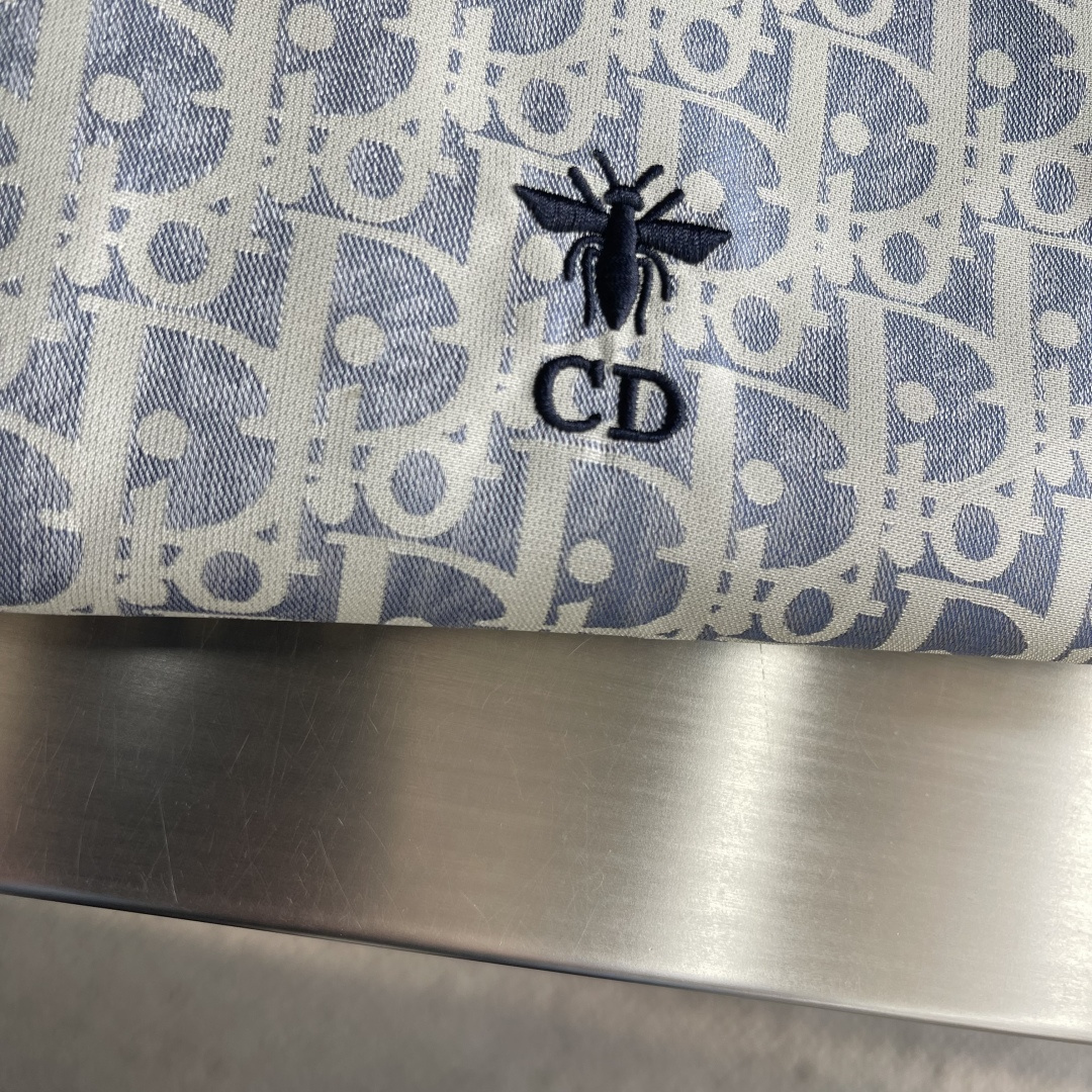 -Dio 新款外套饰以经典的 Oblique 印花，致敬 Dio 于 1969 年推出的经典图案。定织定