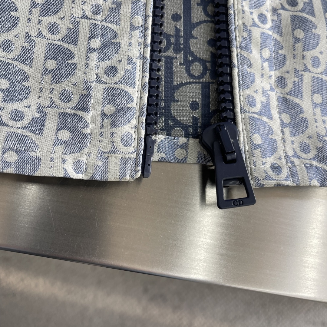 -Dio 新款外套饰以经典的 Oblique 印花，致敬 Dio 于 1969 年推出的经典图案。定织定