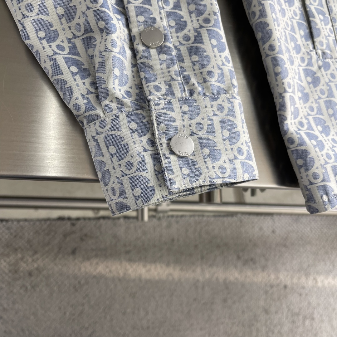 -Dio 新款外套饰以经典的 Oblique 印花，致敬 Dio 于 1969 年推出的经典图案。定织定