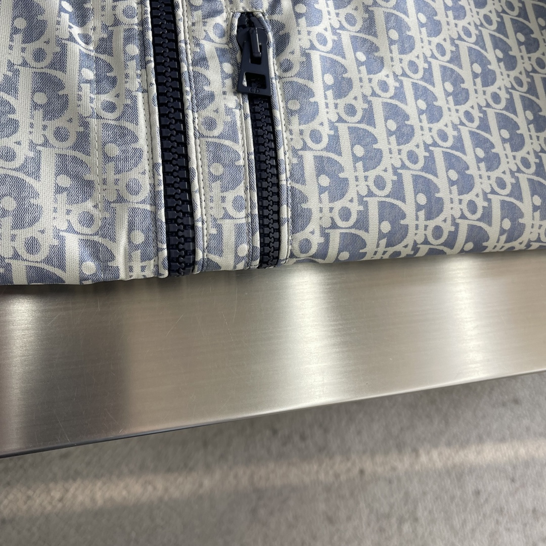 -Dio 新款外套饰以经典的 Oblique 印花，致敬 Dio 于 1969 年推出的经典图案。定织定