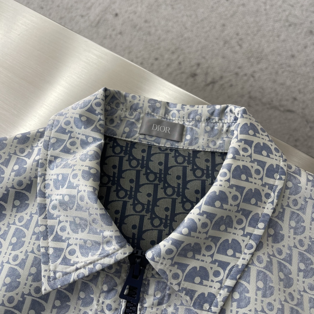 -Dio 新款外套饰以经典的 Oblique 印花，致敬 Dio 于 1969 年推出的经典图案。定织定