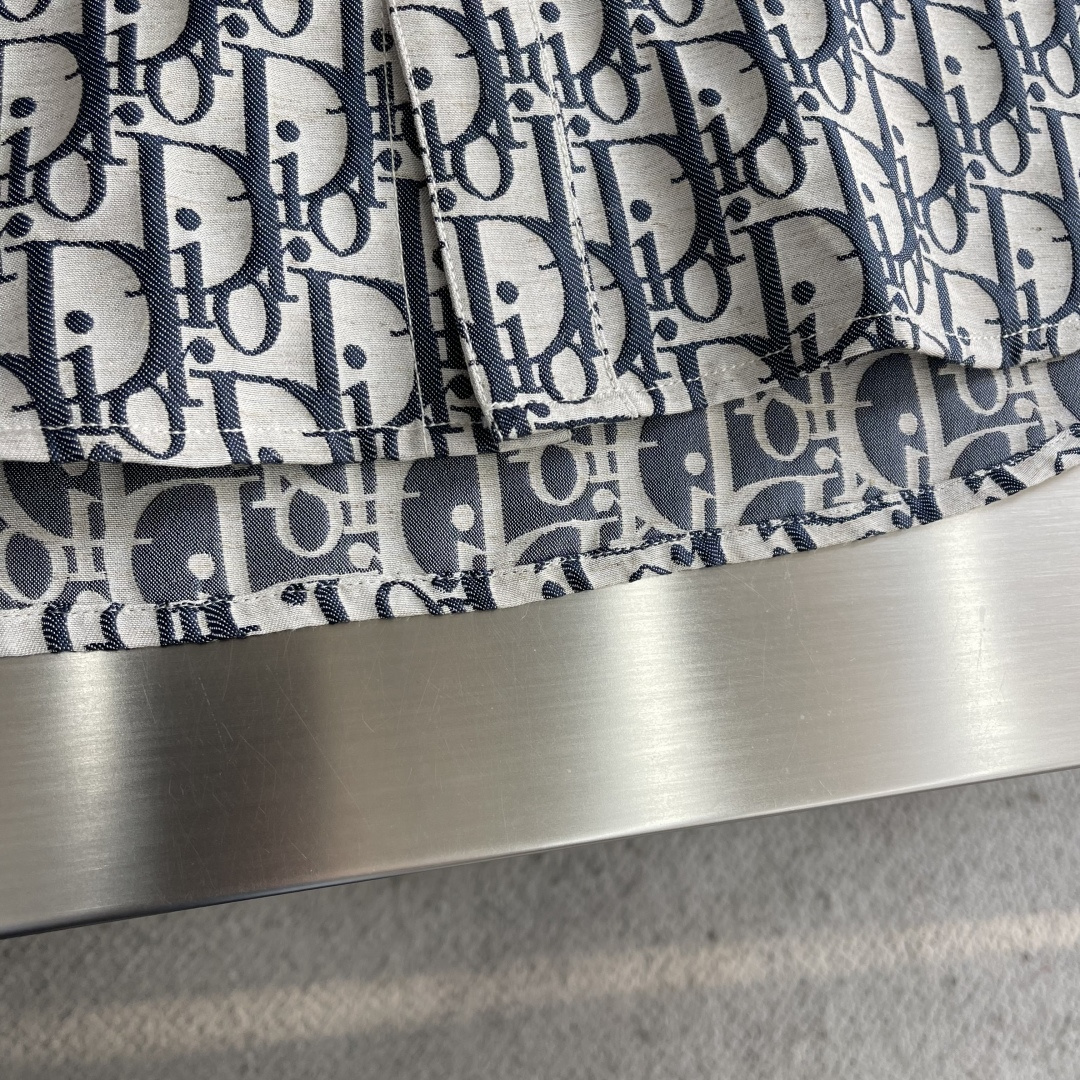 -Dio 26ss新款衬衫式外套。通体饰以 Oblique 印花，全新演绎 Dio* 的经典图案。采用灰