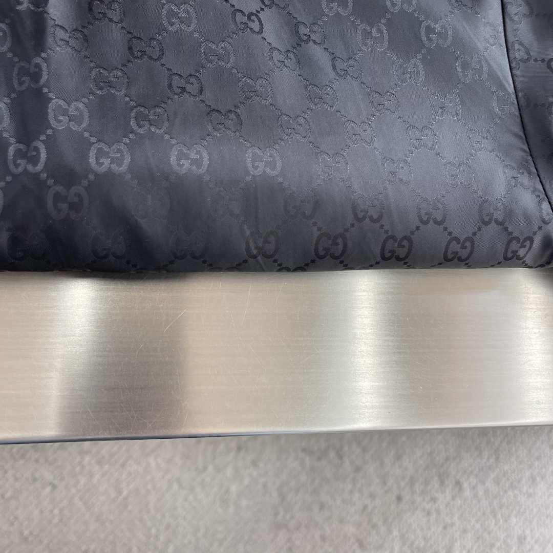 -GUCC 满印连帽夹克拉链开合设计，暗纹满印设计，两侧钮扣插兜口袋，松紧袖口及下摆！码数：48-56（