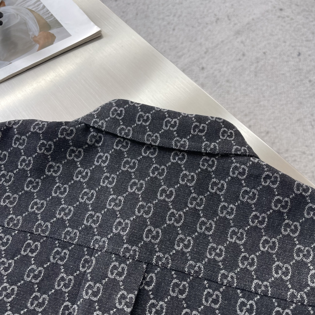 -GUCC 26早春新款满印GG提花丹宁牛仔外套这款从亚麻混纺面料到尼龙材质，GG图案以别出心裁的色彩和