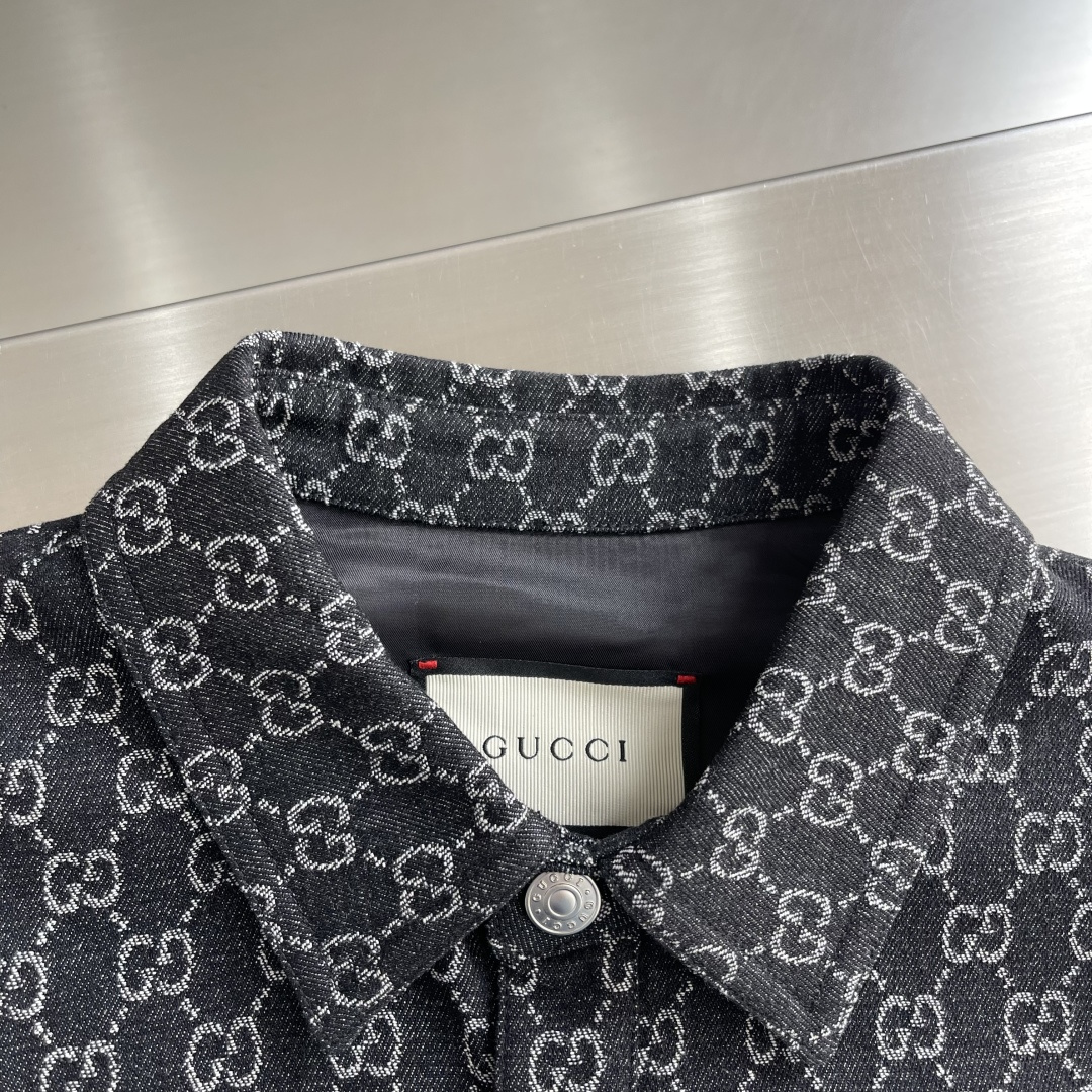 -GUCC 26早春新款满印GG提花丹宁牛仔外套这款从亚麻混纺面料到尼龙材质，GG图案以别出心裁的色彩和