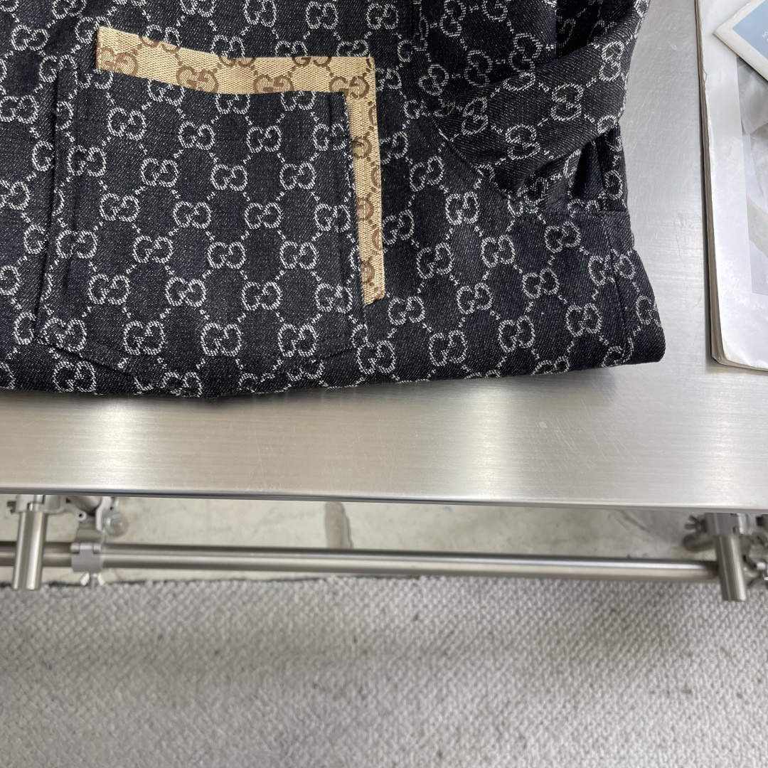 -GUCC 26早春新款满印GG提花丹宁牛仔外套这款从亚麻混纺面料到尼龙材质，GG图案以别出心裁的色彩和