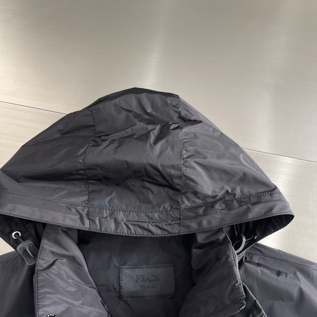-PRAD 26早春新款连帽夹克胸前搭配标志性珐琅三角徽章标识，属于灵魂式点缀，夹克属于过渡季优秀的装备