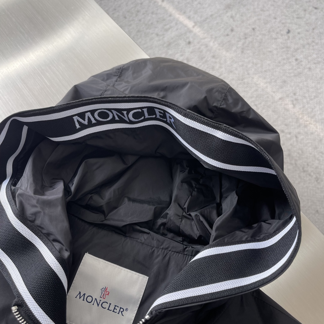 -mon 新款连帽轻盈夹克外套这款Olan夹克的门襟内侧饰有独特条纹织带设计，经典运动连帽设计，采用细密