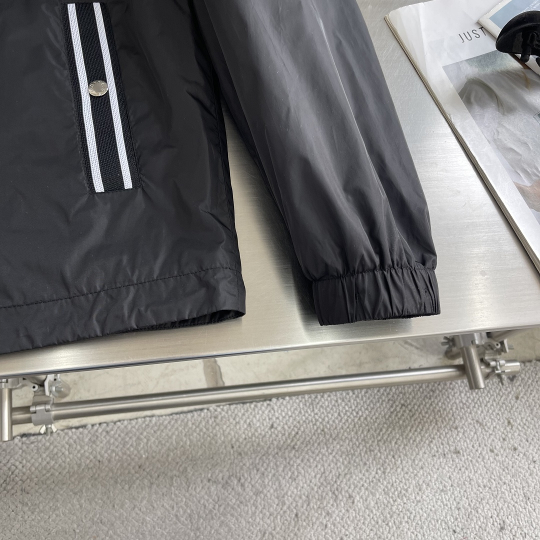-mon 新款连帽轻盈夹克外套这款Olan夹克的门襟内侧饰有独特条纹织带设计，经典运动连帽设计，采用细密