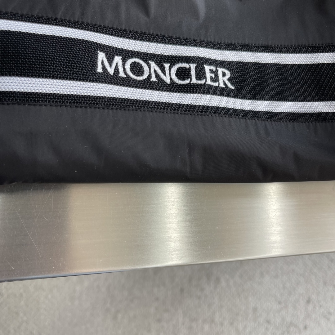 -mon 新款连帽轻盈夹克外套这款Olan夹克的门襟内侧饰有独特条纹织带设计，经典运动连帽设计，采用细密