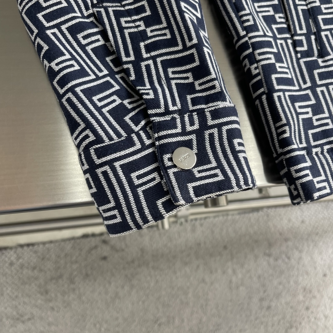 -FEND 满印FF提花夹克外套定制1:1水洗深蓝色FF提花牛仔面料 纹理清晰 色彩鲜艳 触感细腻 舒适