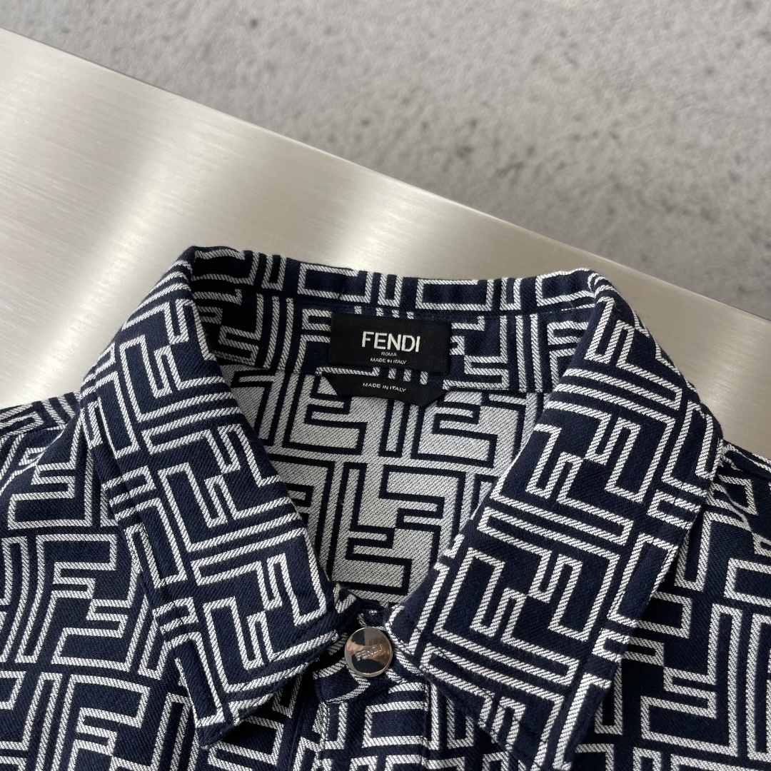 -FEND 满印FF提花夹克外套定制1:1水洗深蓝色FF提花牛仔面料 纹理清晰 色彩鲜艳 触感细腻 舒适