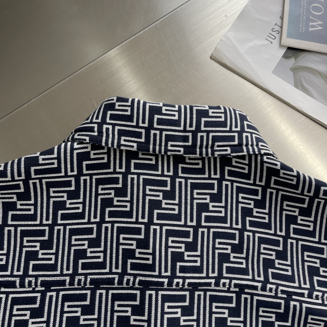 -FEND 满印FF提花夹克外套定制1:1水洗深蓝色FF提花牛仔面料 纹理清晰 色彩鲜艳 触感细腻 舒适