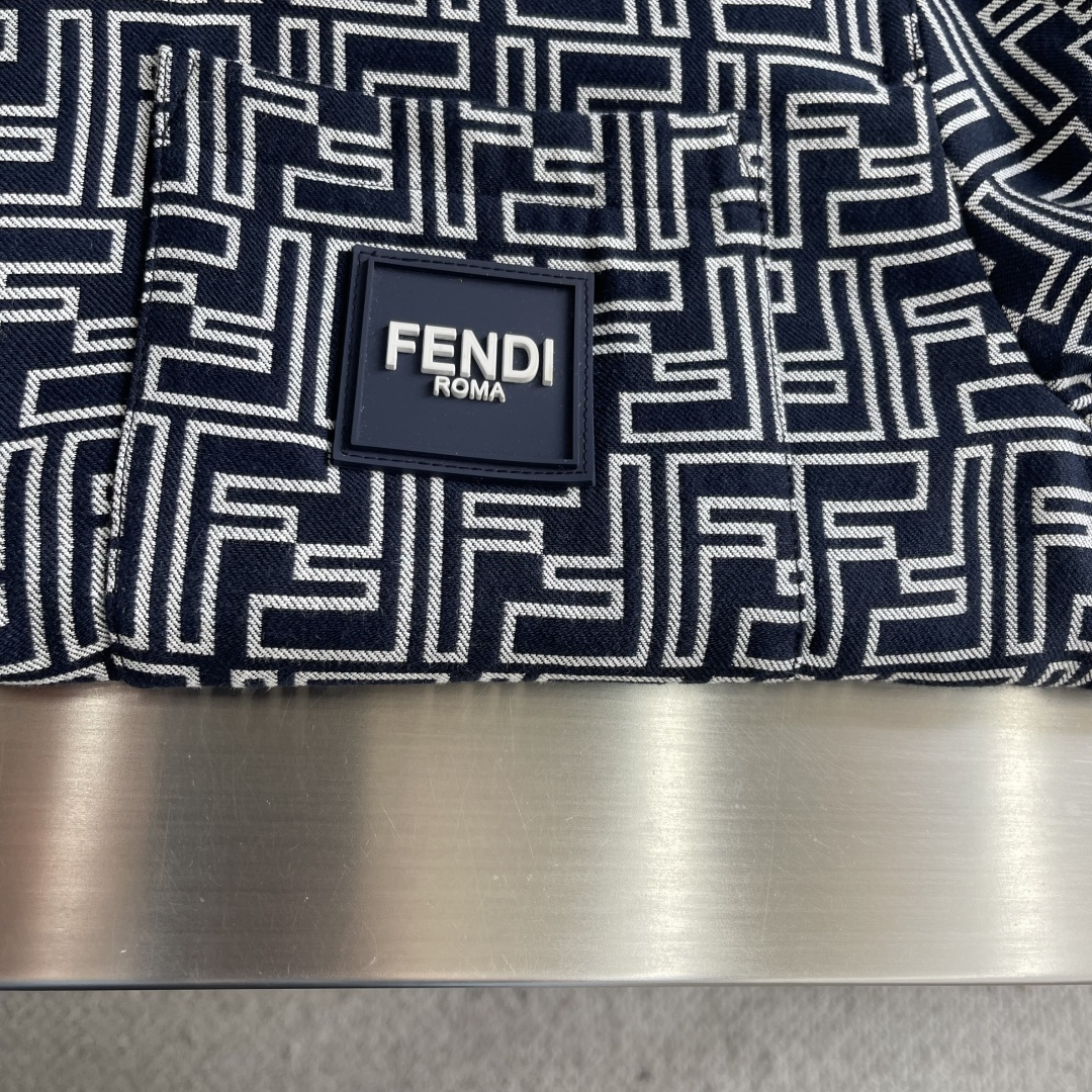 -FEND 满印FF提花夹克外套定制1:1水洗深蓝色FF提花牛仔面料 纹理清晰 色彩鲜艳 触感细腻 舒适
