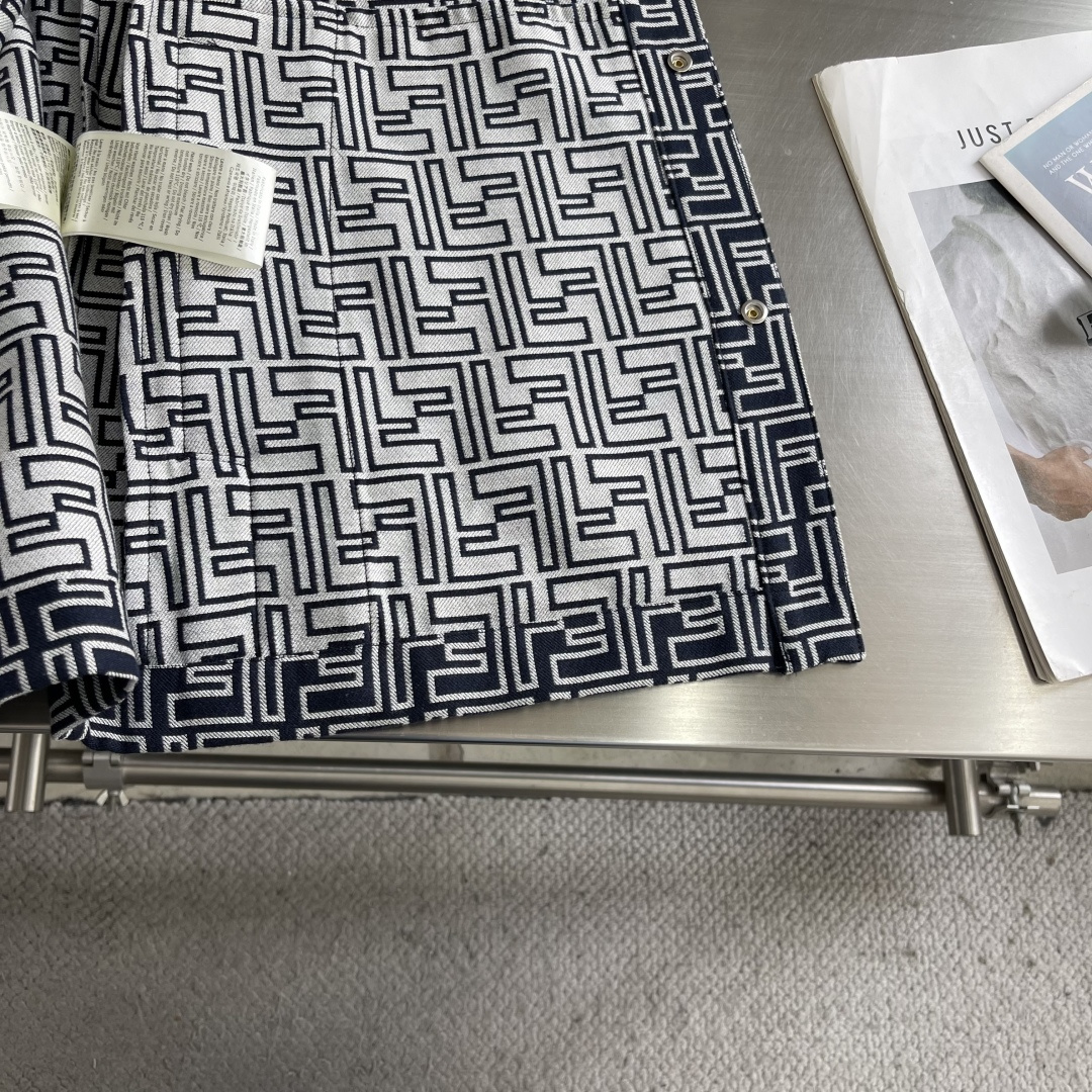 -FEND 满印FF提花夹克外套定制1:1水洗深蓝色FF提花牛仔面料 纹理清晰 色彩鲜艳 触感细腻 舒适