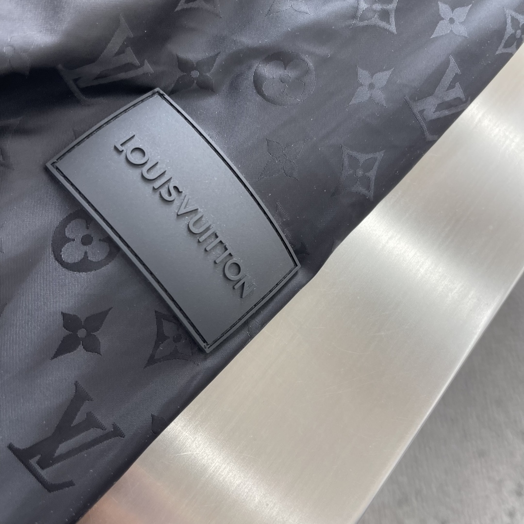 -顶级品质！驴牌26SS 春夏款连帽夹克外套，半身老花logo，本款防风夹克，提花织纹拒水科技面料轻松应