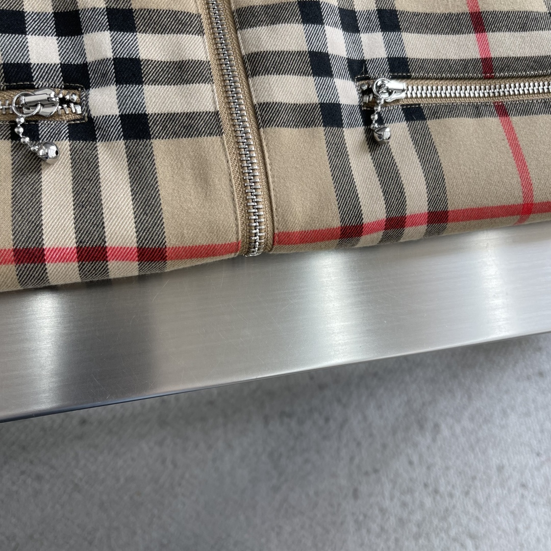 -BBR 绒面翻领格纹夹克订织订染羊毛混纺面料，经过复合后，立挺有型做工精细，100%定位对格手工裁剪版