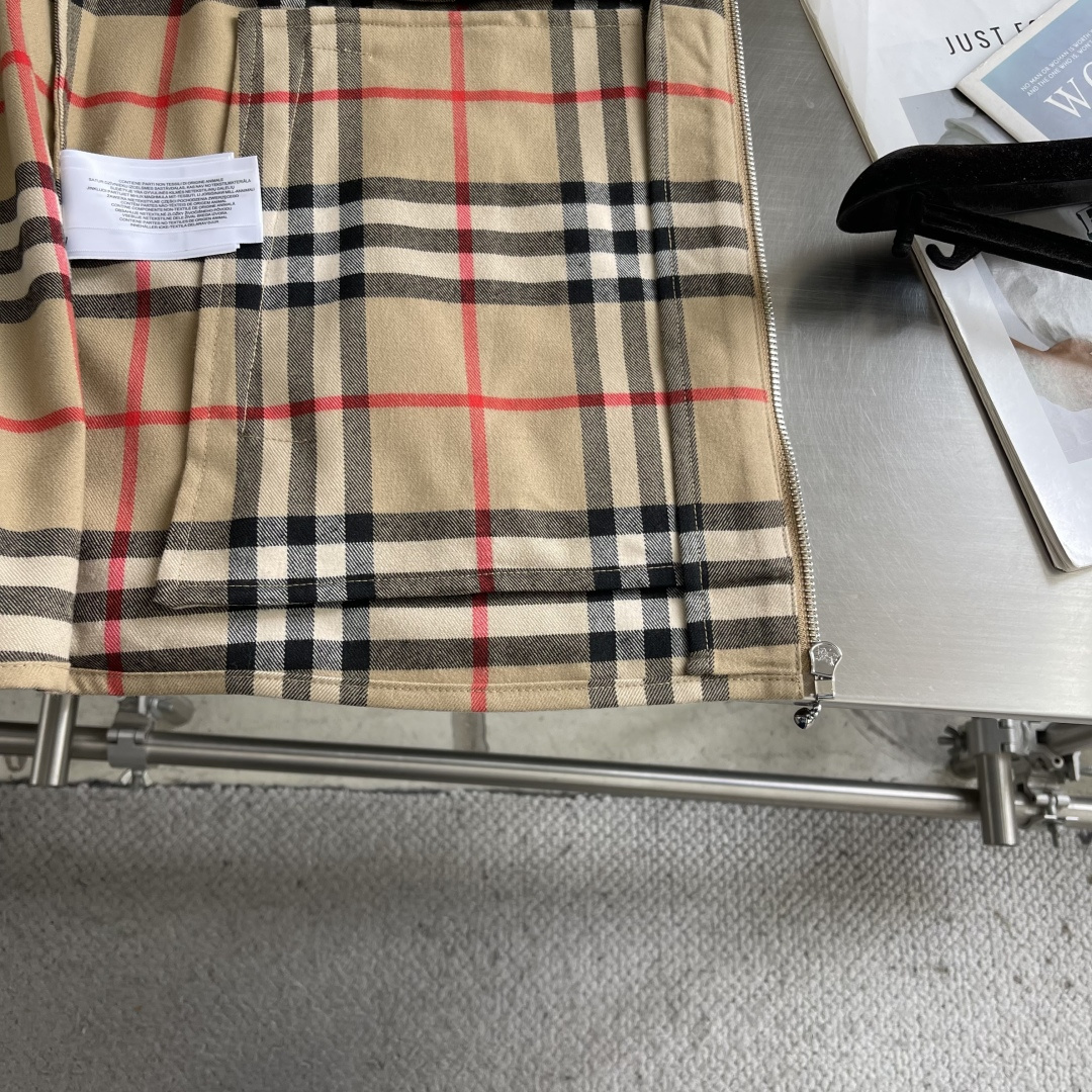 -BBR 绒面翻领格纹夹克订织订染羊毛混纺面料，经过复合后，立挺有型做工精细，100%定位对格手工裁剪版