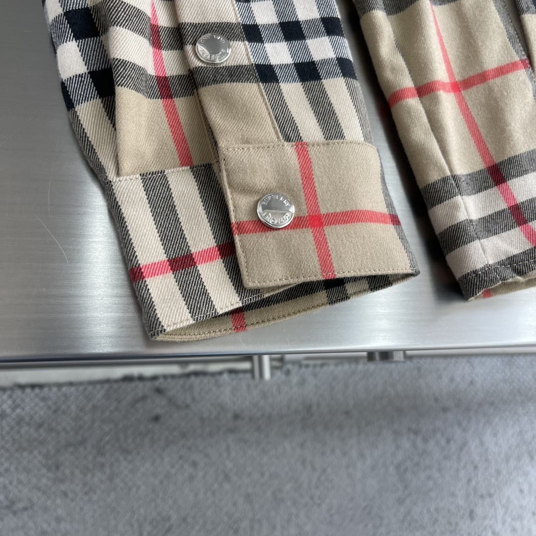 -BBR 绒面翻领格纹夹克订织订染羊毛混纺面料，经过复合后，立挺有型做工精细，100%定位对格手工裁剪版