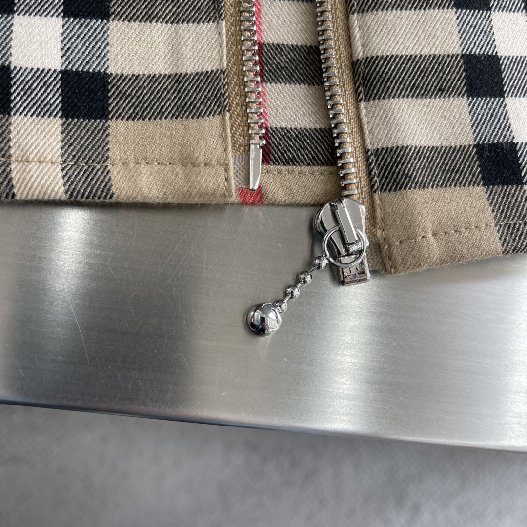 -BBR 绒面翻领格纹夹克订织订染羊毛混纺面料，经过复合后，立挺有型做工精细，100%定位对格手工裁剪版