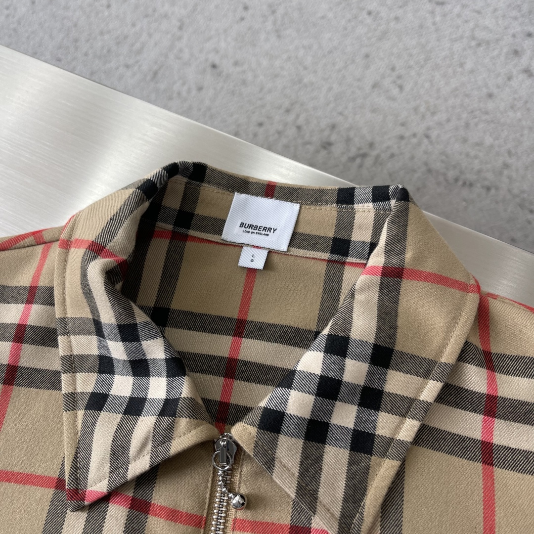 -BBR 绒面翻领格纹夹克订织订染羊毛混纺面料，经过复合后，立挺有型做工精细，100%定位对格手工裁剪版