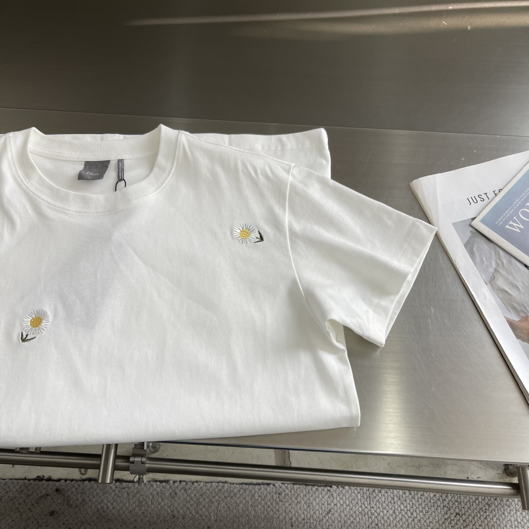 -Dio 新款白色棉质平纹针织面料雏菊刺绣T恤衫。这款T恤是二零二六夏季男装系列新品，致敬Dio先生对花