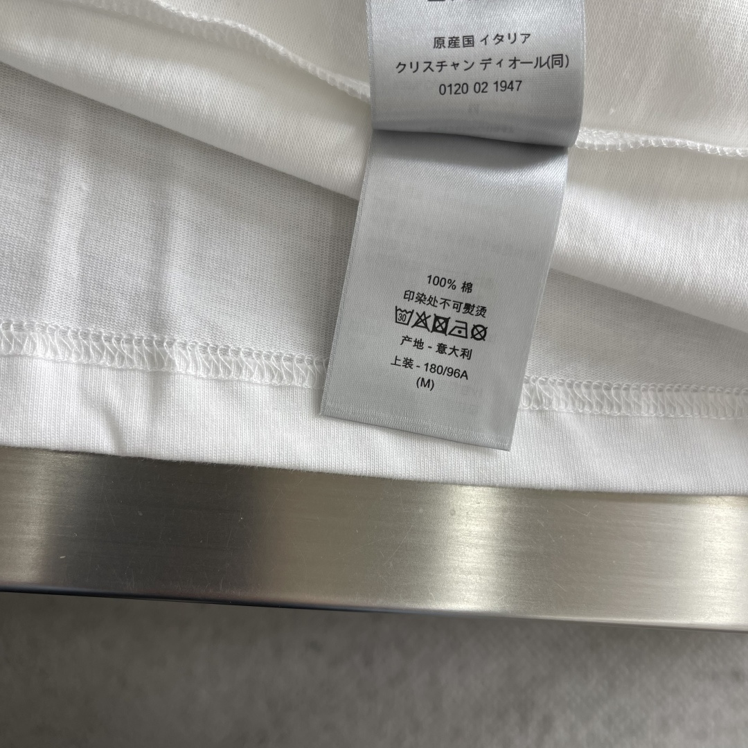 -Dio 新款白色棉质平纹针织面料雏菊刺绣T恤衫。这款T恤是二零二六夏季男装系列新品，致敬Dio先生对花