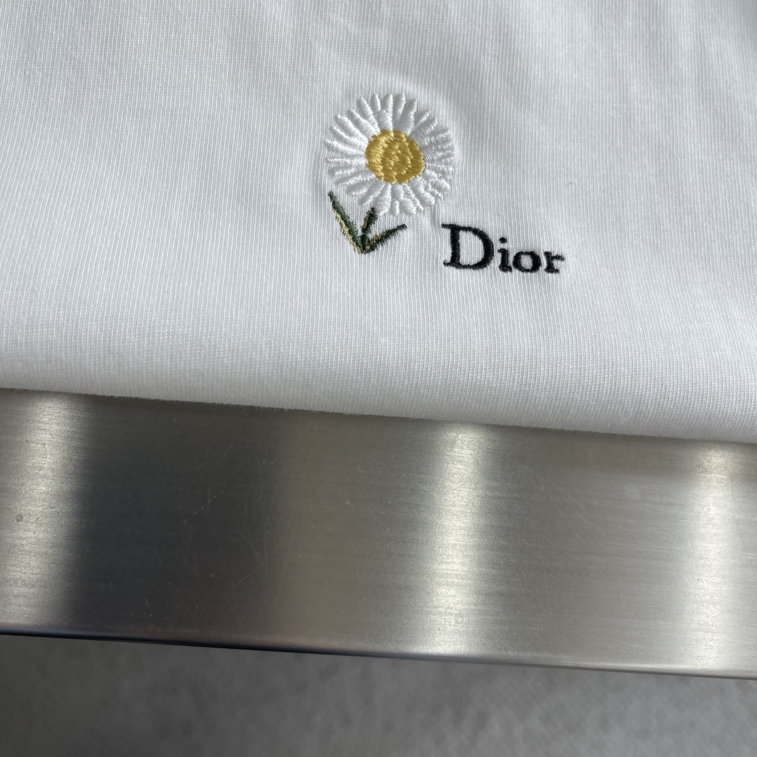 -Dio 新款白色棉质平纹针织面料雏菊刺绣T恤衫。这款T恤是二零二六夏季男装系列新品，致敬Dio先生对花