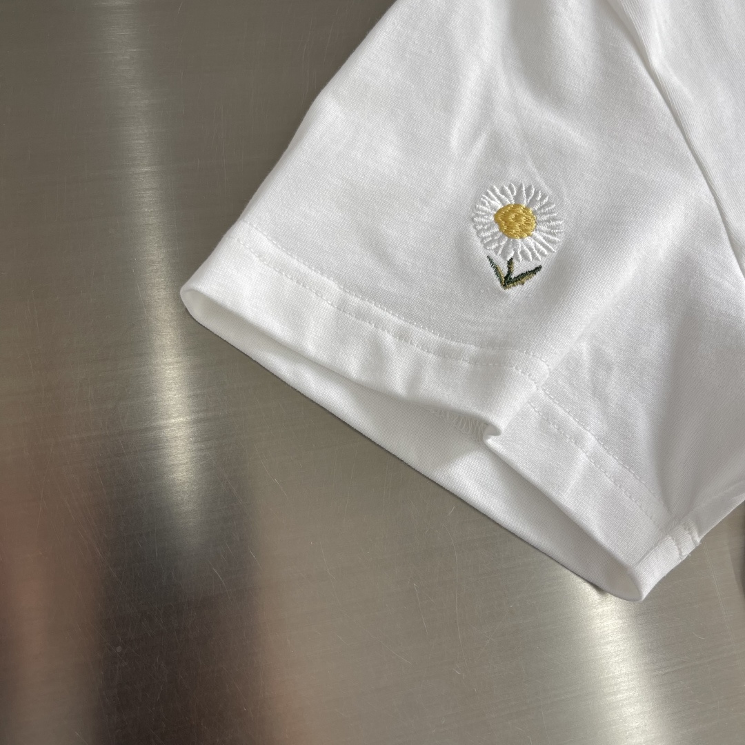 -Dio 新款白色棉质平纹针织面料雏菊刺绣T恤衫。这款T恤是二零二六夏季男装系列新品，致敬Dio先生对花