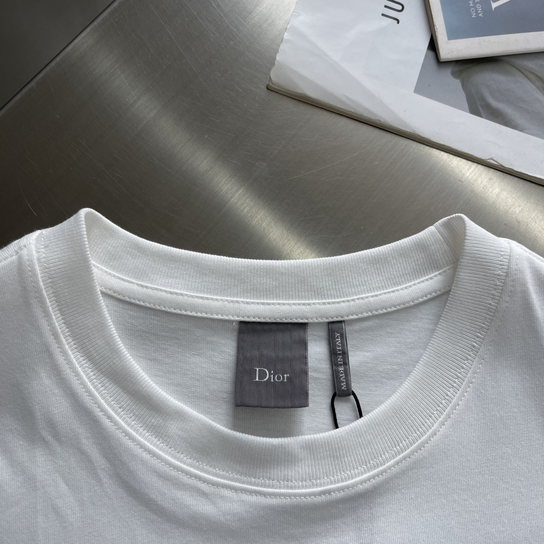 -Dio 新款白色棉质平纹针织面料雏菊刺绣T恤衫。这款T恤是二零二六夏季男装系列新品，致敬Dio先生对花