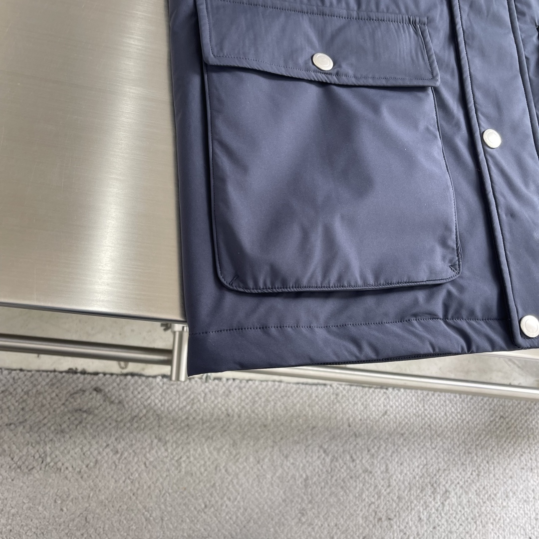 -BC 新款翻领工装夹克。这是一款经典工装夹克，采用尼龙或类似防水面料，搭配金属纽扣，双侧翻盖口袋和可拆