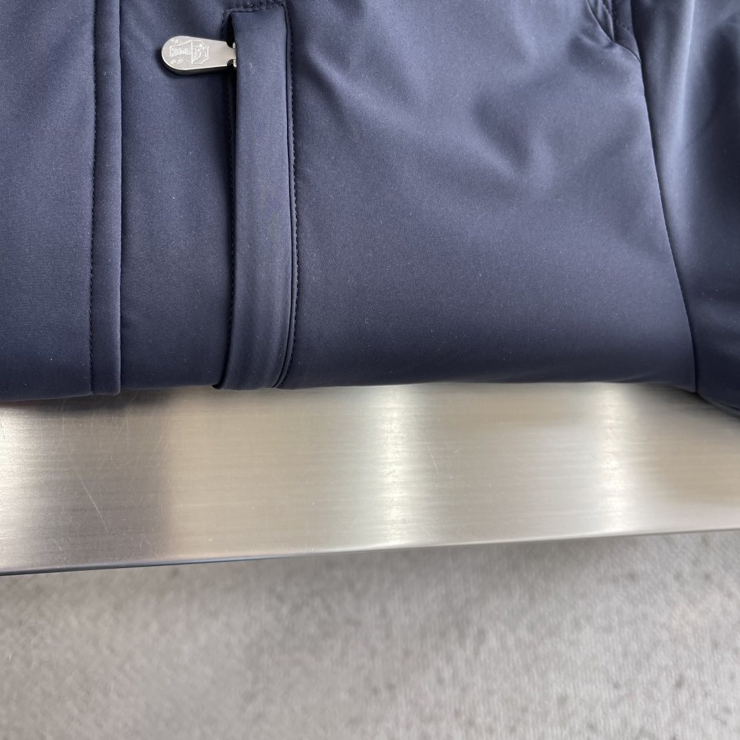 -BC 新款翻领工装夹克。这是一款经典工装夹克，采用尼龙或类似防水面料，搭配金属纽扣，双侧翻盖口袋和可拆